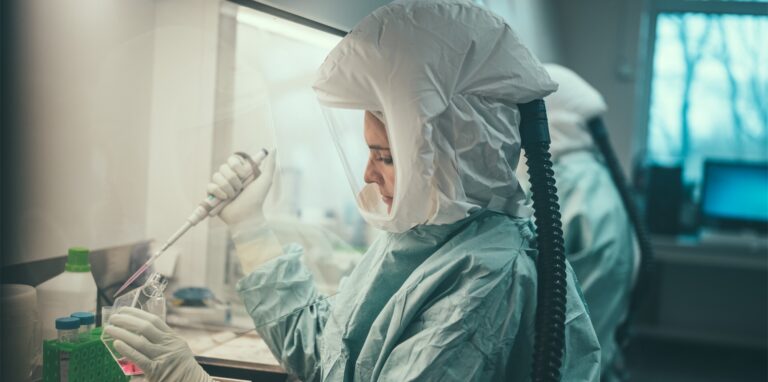 Eine Frau arbeitet im Institut für Mikrobiologie der Bundeswehr in München (Bestmögliche Bildqualität). Das Institut hat auch erstmals in Deutschland bei einem Patienten das Affenpockenvirus zweifelsfrei nachgewiesen.