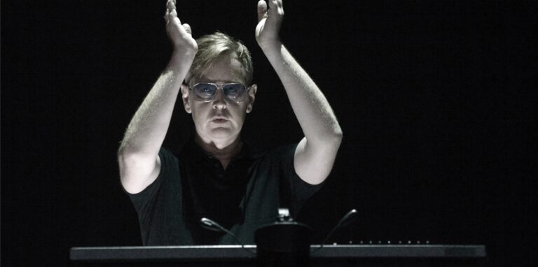 Andy Fletcher, Mitglied der britischen Synthie-Pop-Band Depeche Mode, spielt im Rahmen der „The Delta Machine Tour“ auf der Bühne im Olympiastadion in Berlin. Der Keyboarder starb am Donnerstag (26. Mai 2022.)