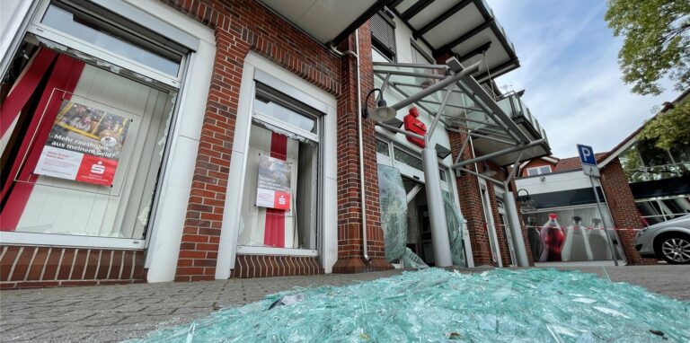 Der Geldautomat der Sparkasse in Henrichenburg war in der Nacht zu Donnerstag (19.5.2022) gesprengt worden. Danach gab es im Umfeld Schüsse, von denen einer der drei Männer getroffen und verletzt wurde. Die Polizei nahm ihn fest und brachte ihn ins Krankenhaus.