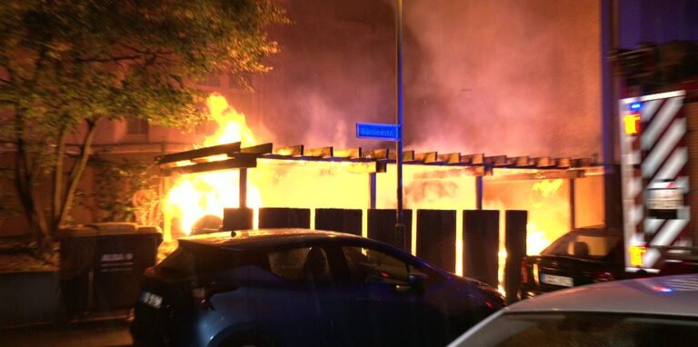 Mehrere Großmülltonnen an der Bundenstraße in Essen-Frohnhausen stehen in Brand. Das Feuer brach nahe der Hauswand aus.