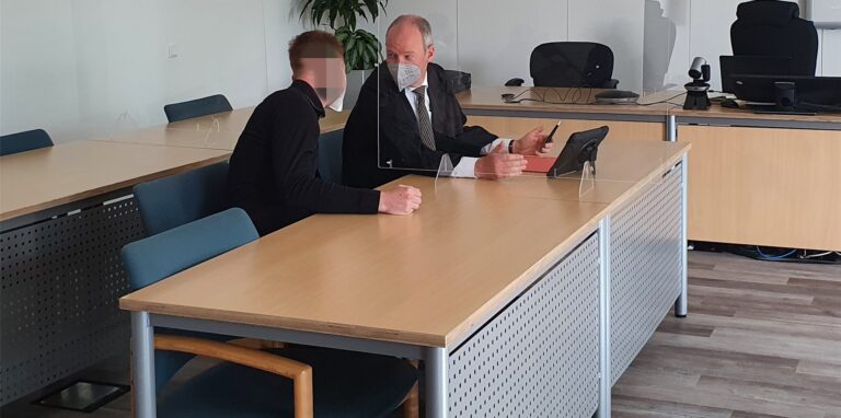 Der angeklagte Polizist aus Haltern am Amtsgericht Recklinghausen neben seinem Verteidiger Christoph Arnold.