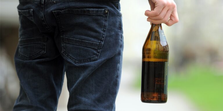 Mit einer Bierflasche hat ein Unbekannter am Westerholter Hallenbad einen 30-jährigen Mann im Gesicht verletzt.