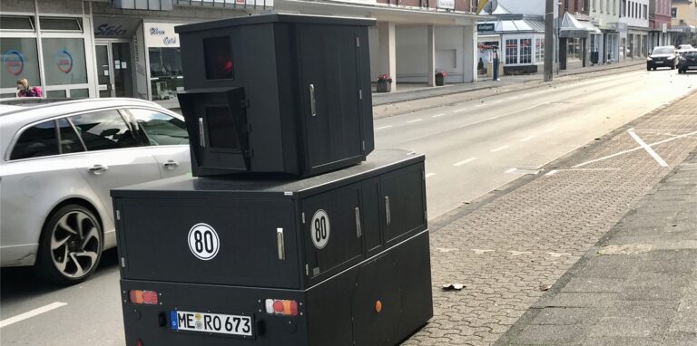 Panzerblitzer „Gunther“ unterstützt das Ordnungsamt seit Oktober 2020 bei der Jagd nach Temposündern.