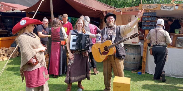 Eine Musiker-Gruppe in altertümlichen Kleidern steht zusammen beim „Gaudium“ in Waltrop.