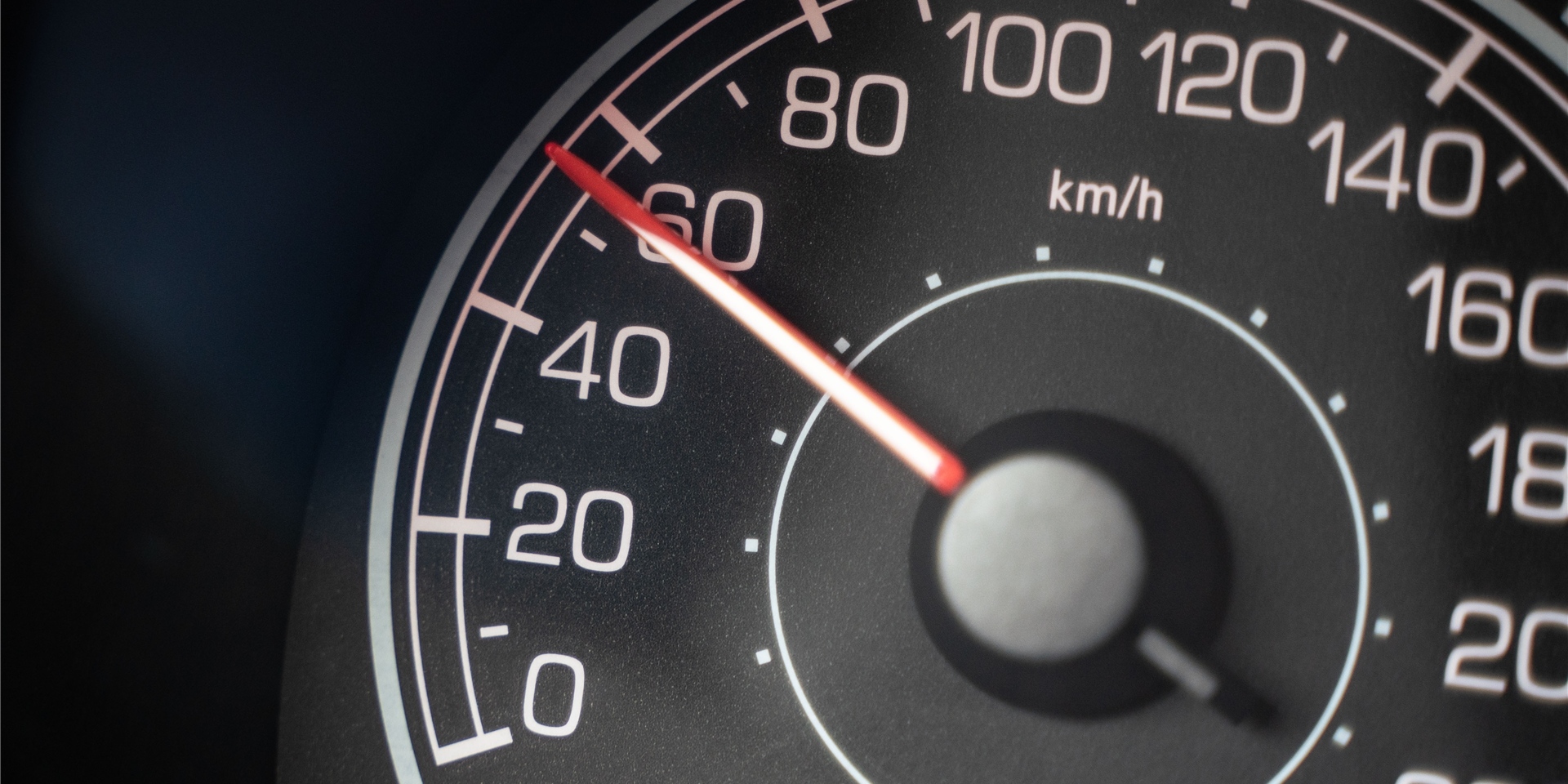 Ein Tachometer in einem Auto zeigt knapp über 50 Stundenkilometer an.