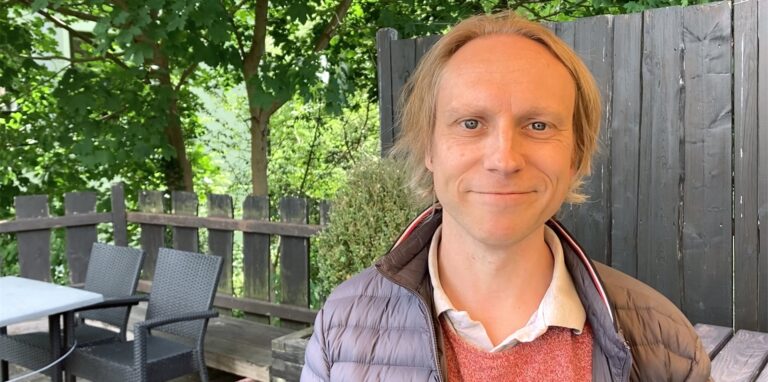 Helge Salnikau erzählt auf der Terrasse des Café Tudyka von seinem Schauspielerleben.