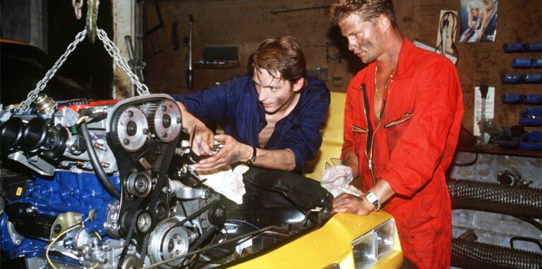 Til Schweiger (r) und Stefan Gabelhoff tunen einen Manta in einer Szene aus der Komödie «Manta, Manta» aus dem Jahr 1991. Für die Fortsetzung der Kult-Komödie werden aktuell Komparsen auch aus Dortmund gesucht.
