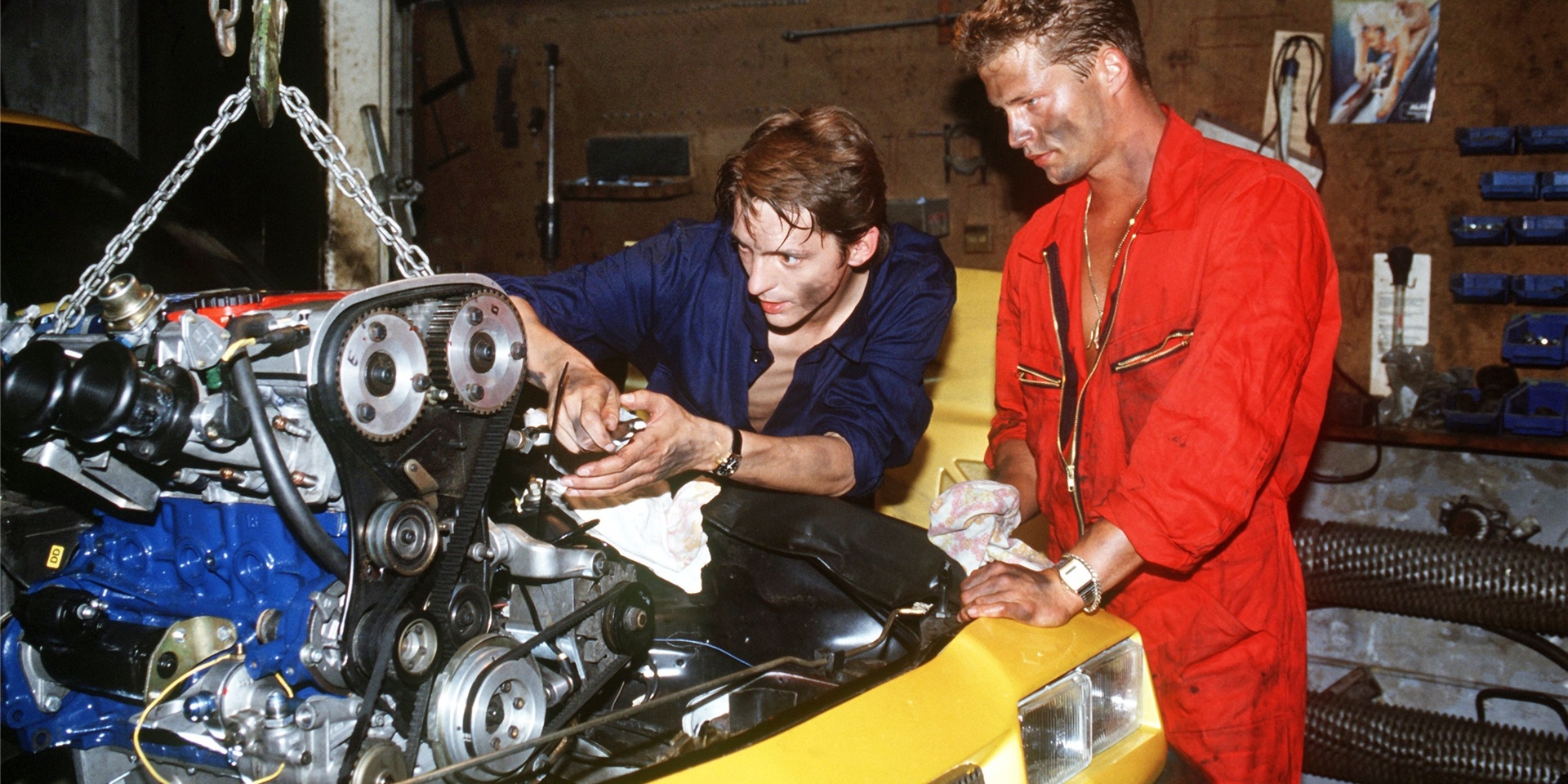 Til Schweiger (r) und Stefan Gabelhoff tunen einen Manta in einer Szene aus der Komödie «Manta, Manta» aus dem Jahr 1991. Für die Fortsetzung der Kult-Komödie werden aktuell Komparsen auch aus Dortmund gesucht.