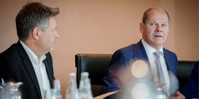 Bundeskanzler Olaf Scholz (rechts, SPD) und Robert Habeck (Bündnis 90/Die Grünen), Bundesminister für Wirtschaft und Klimaschutz, nehmen an der Sitzung des Bundeskabinetts im Bundeskanzleramt teil.