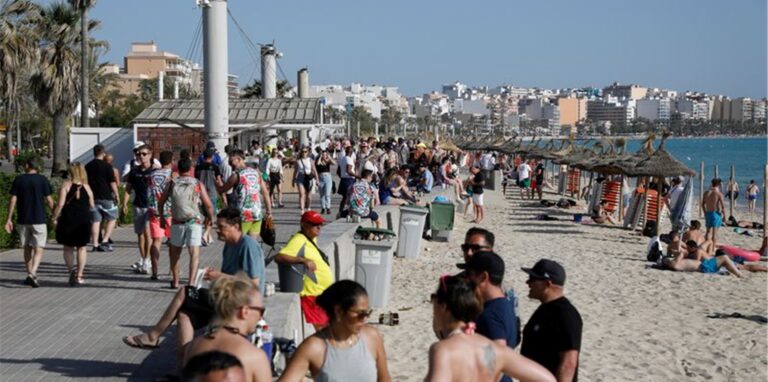 Urlauber an einem Strand auf Mallorca.