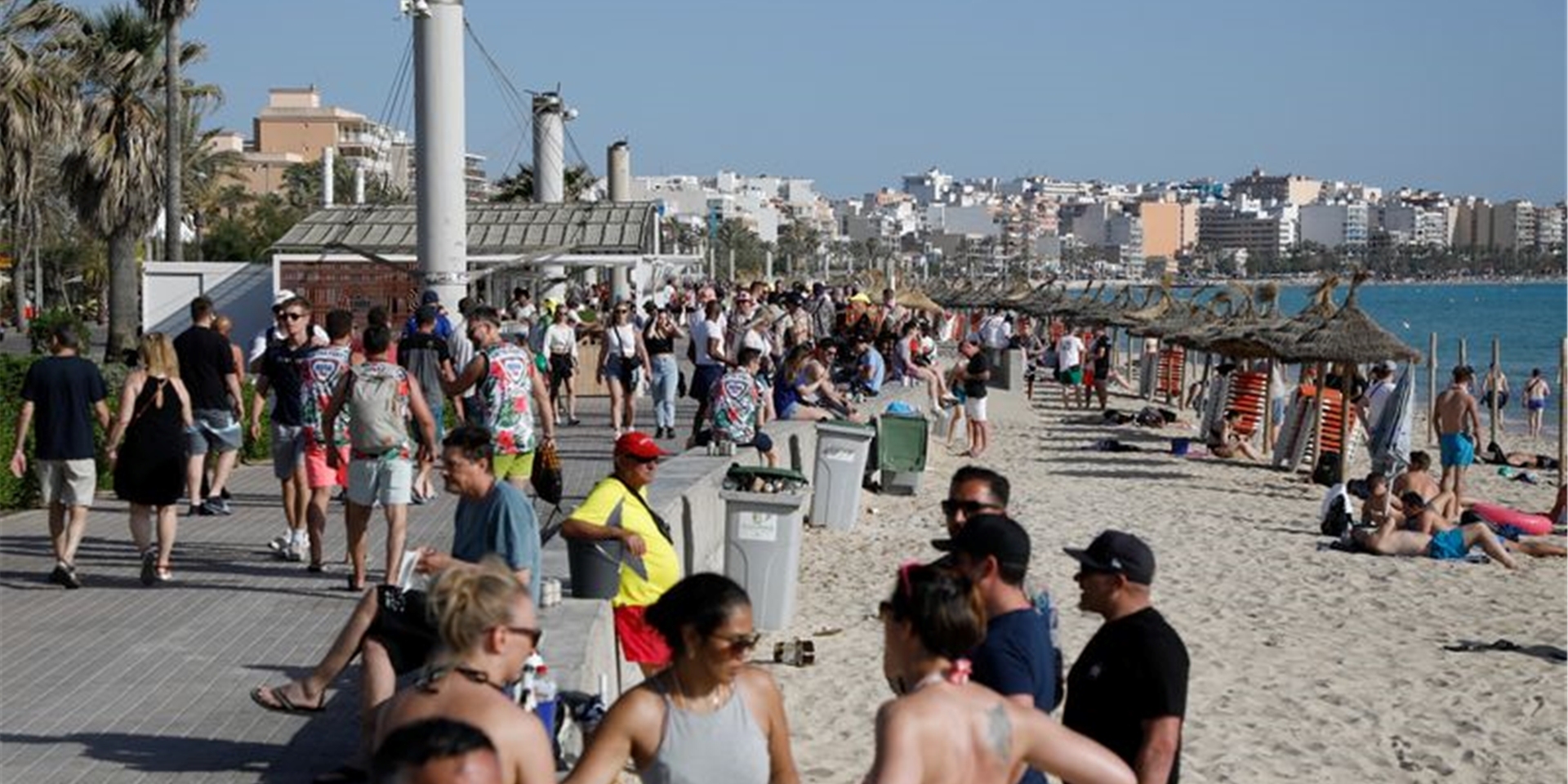 Urlauber an einem Strand auf Mallorca.