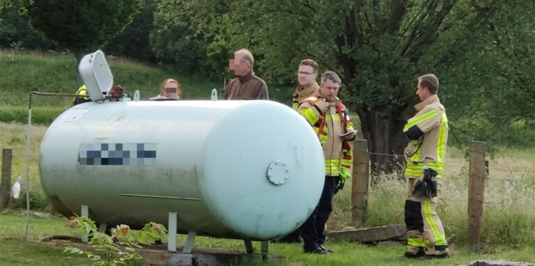 Feuerwehrleute stehen um einen Gastank in Waltrop herum.