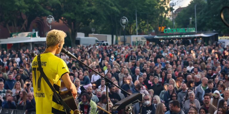 Gut gefüllt war der Friedensplatz am Freitagabend beim Auftritt von Malik Harris. Das Publikum in Dortmund war bester Stimmung.