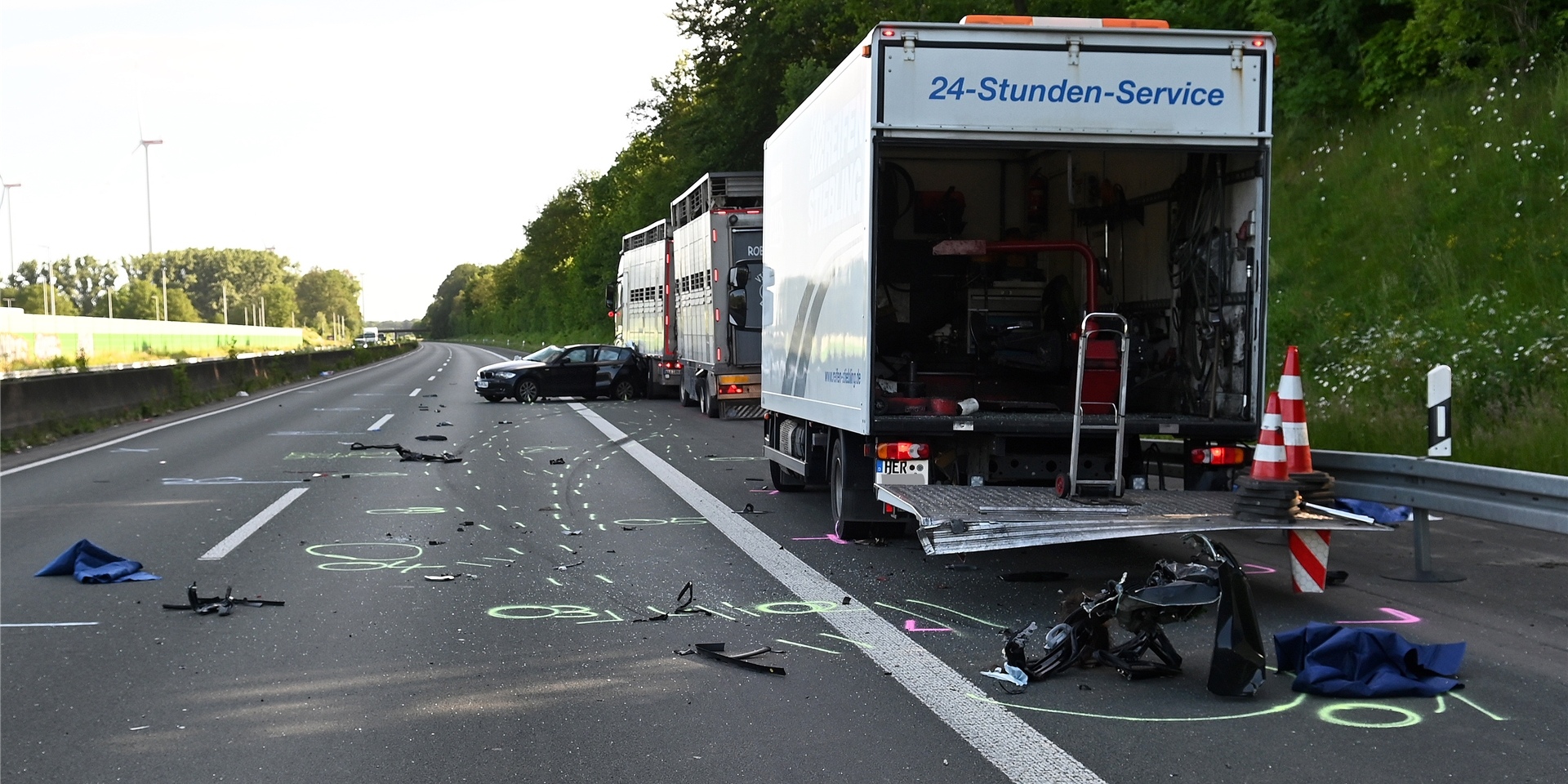Die Unfallstelle mit dem Lkw der Pannenhilfe und dem Tiertransporter auf dem Seitenstreifen. Der Pkw prallte zuletzt noch gegen den Viehtransporter.