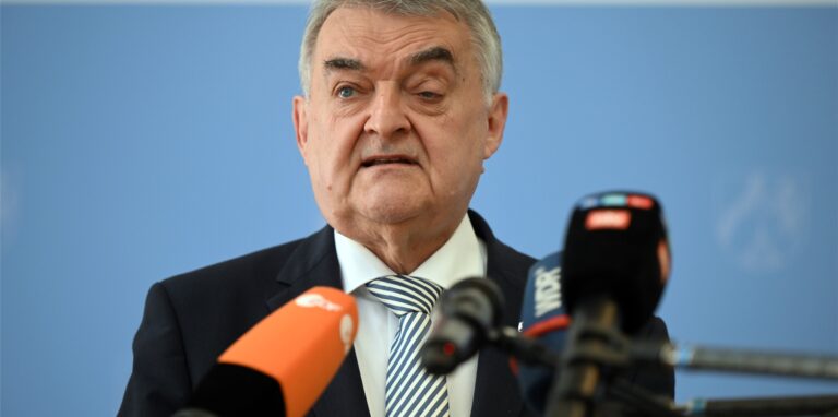 Herbert Reul (CDU), Innenminister von Nordrhein-Westfalen beantwortet die Fragen von Journalisten.