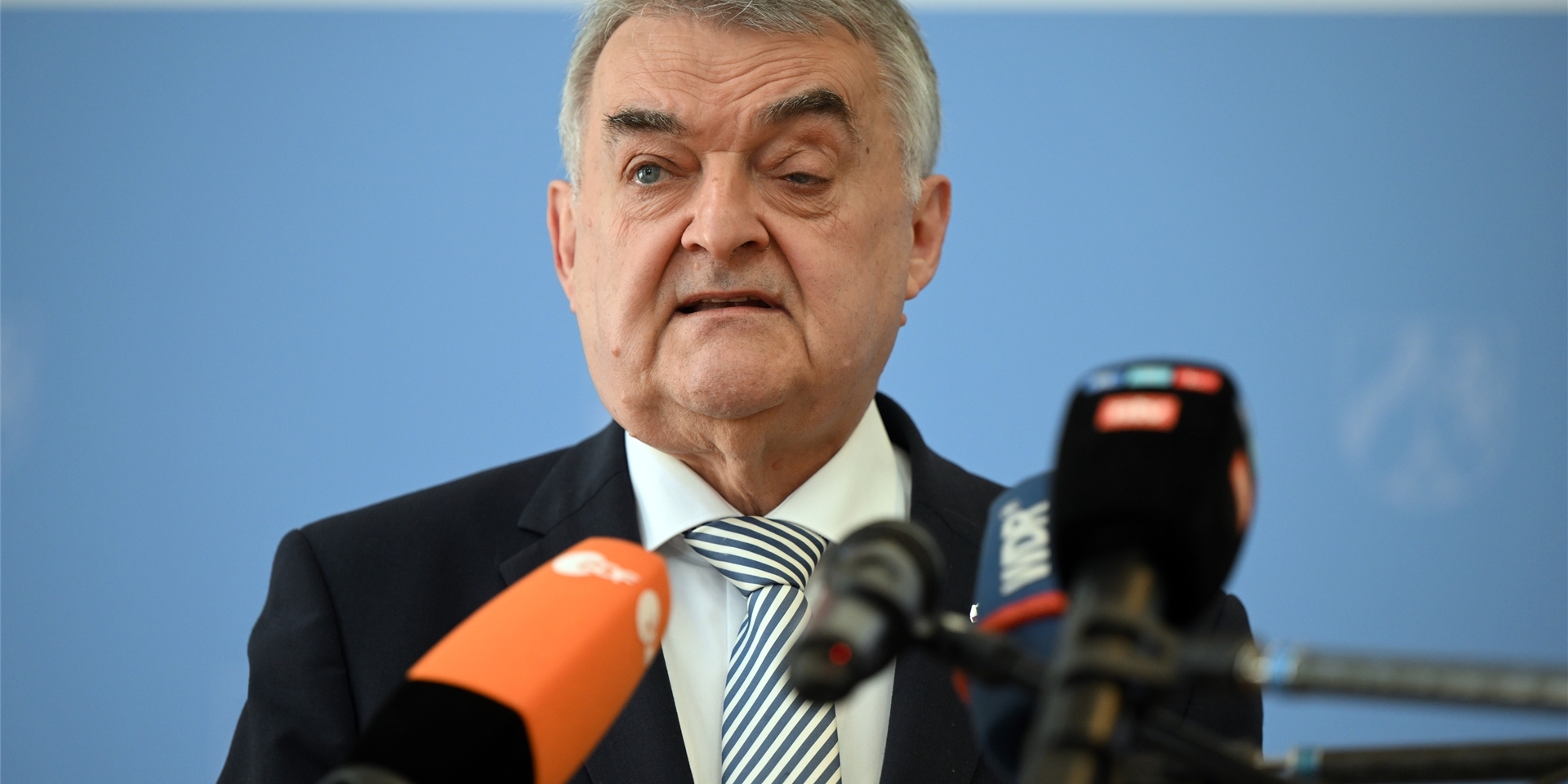 Herbert Reul (CDU), Innenminister von Nordrhein-Westfalen beantwortet die Fragen von Journalisten.