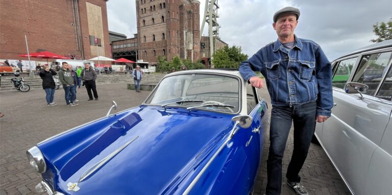 Klein, aber oho: Uwe Beyer aus Herten stellte sein Goggomobil beim Oldtimertreff Ruhr auf der Zeche Ewald zur Schau.