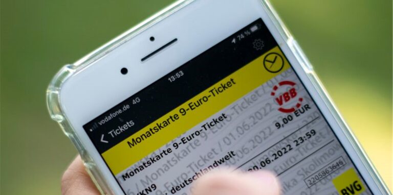 Das 9-Euro-Ticket wird auf einem Handybildschirm angezeigt.