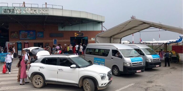 Menschen vor dem Tribhuvan International Airport: Wo ist die vermisste Maschine?
