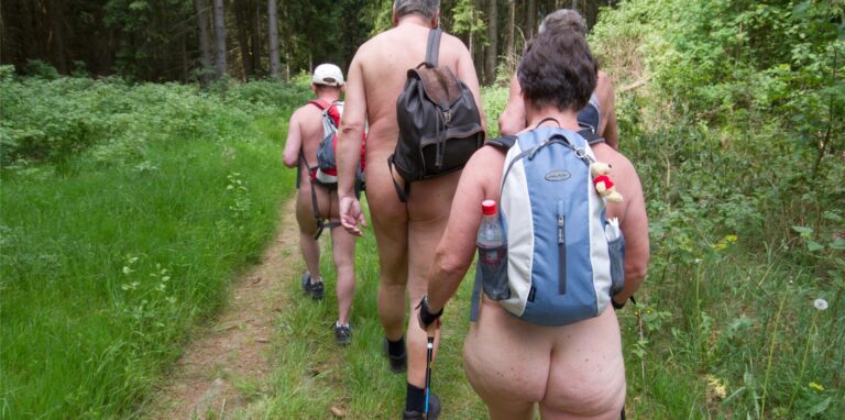 Nackte Wanderer im Wald.