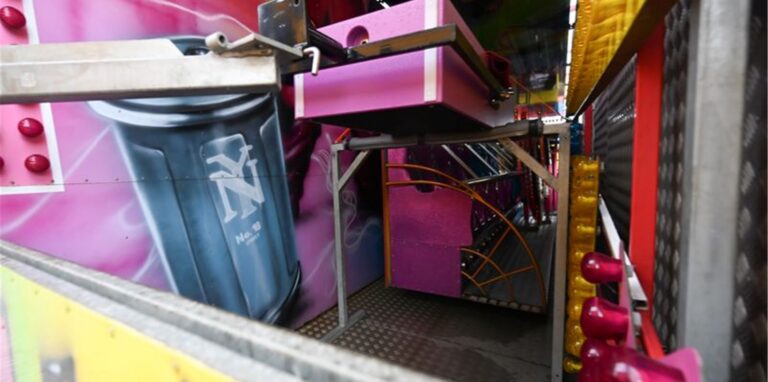 Das Fahrgeschäft auf dem Emder Matjesfest wurde über Nacht abgebaut und abgestellt.