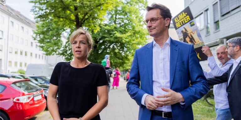 Hendrik Wüst (CDU), Ministerpräsident von Nordrhein-Westfalen, und Mona Neubaur, Spitzenkandidatin und Landesvorsitzende (Bündnis 90/Die Grünen).