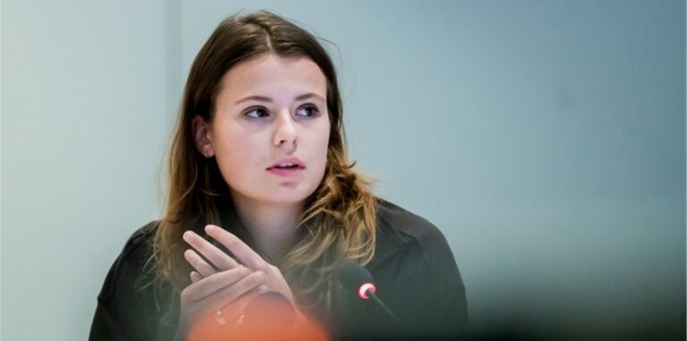 Luisa Neubauer bei einem Pressegespräch im Rahmen der UN-Klimakonferenz COP26 in Glasgow.
