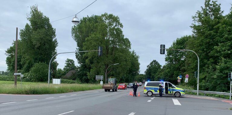 Ein Polizeiwagen auf einer Straße.