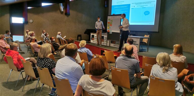 Interessierte Bürger und die Vortragenden des Büros „Energielenker“