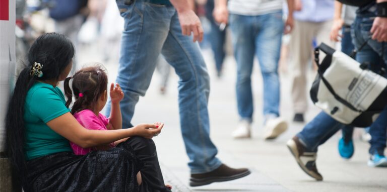 Wie hier in Berlin gibt es auch in Herten Frauen, die zusammen mit Kindern um Geld bitten. In vielen Städten Deutschlands ist das mittlerweile verboten.