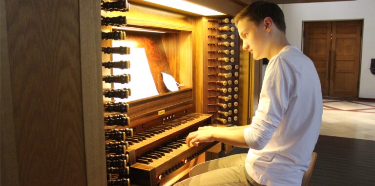 Henry Burda aus Waltrop sitzt an der Orgel in der Kirche St. Peter.