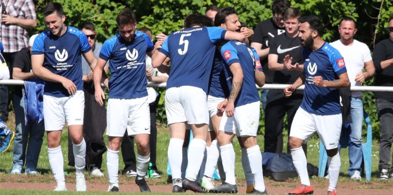 BW Westfalia Langenbochum feiert ein Tor im Derby beim SC Herten.