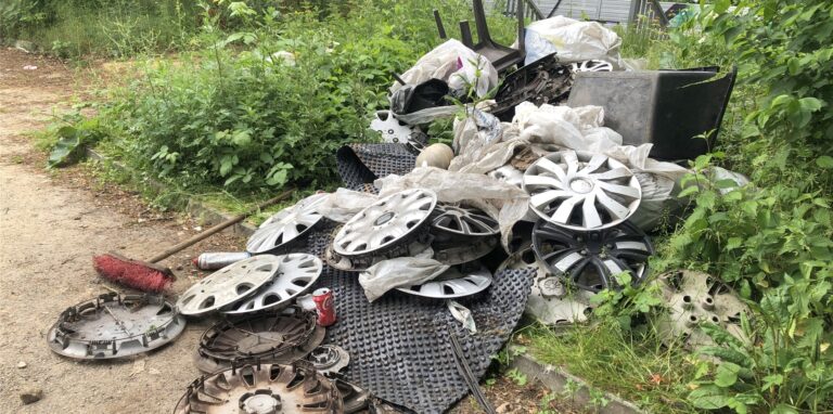 Ein wahrer Müllberg türmt sich in Herten im hinteren Teil des Lehrerparkplatzes an der Gartenstraße.
