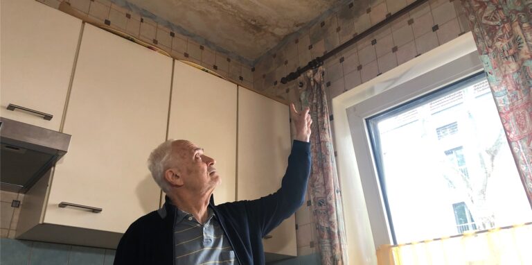Mieter Alexander Nabkhin macht das seit November 2021 wachsende, riesige Schimmelgeflecht an der Decke seiner Küche gesundheitlich zu schaffen.