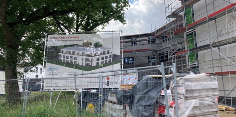 Im Neubaugebiet Schneeberger Straße wurde im November 2020 das letzte Grundstück verkauft. Aktuell laufen dort die Bauarbeiten.