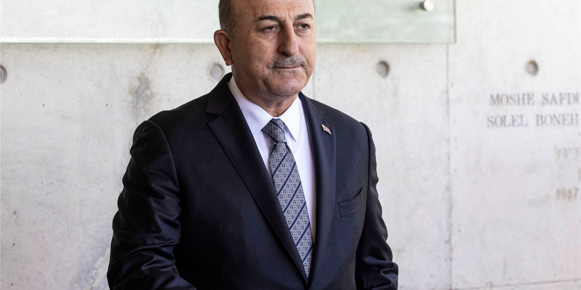 Der türkische Außenminister Mevlüt Cavusoglu hält eine Rede.