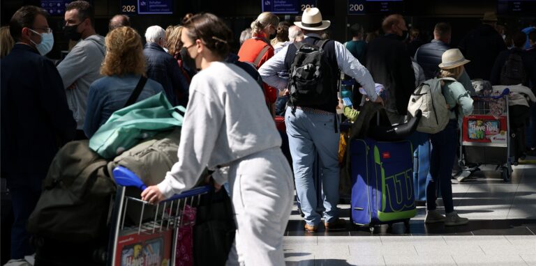 Passagiere drängeln sich vor den Check-In-Schaltern am Düsseldorfer Flughafen.