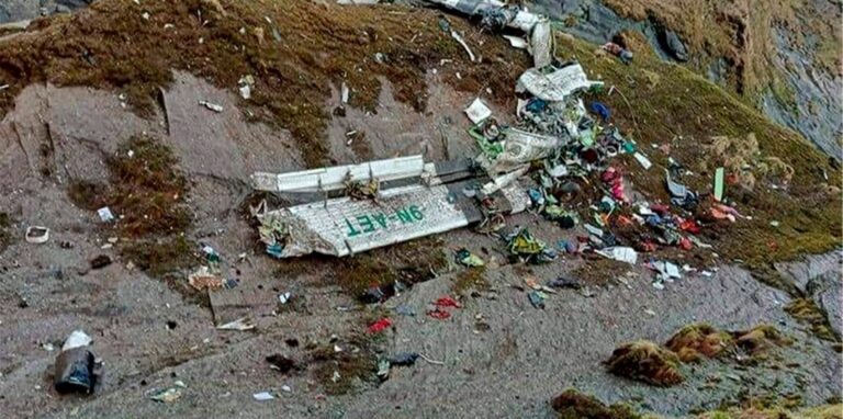 Das Wrack des abgestürzten Flugzeugs in einer Schlucht in Sanosware nahe der Bergstadt Jomsom, westlich von Kathmandu.