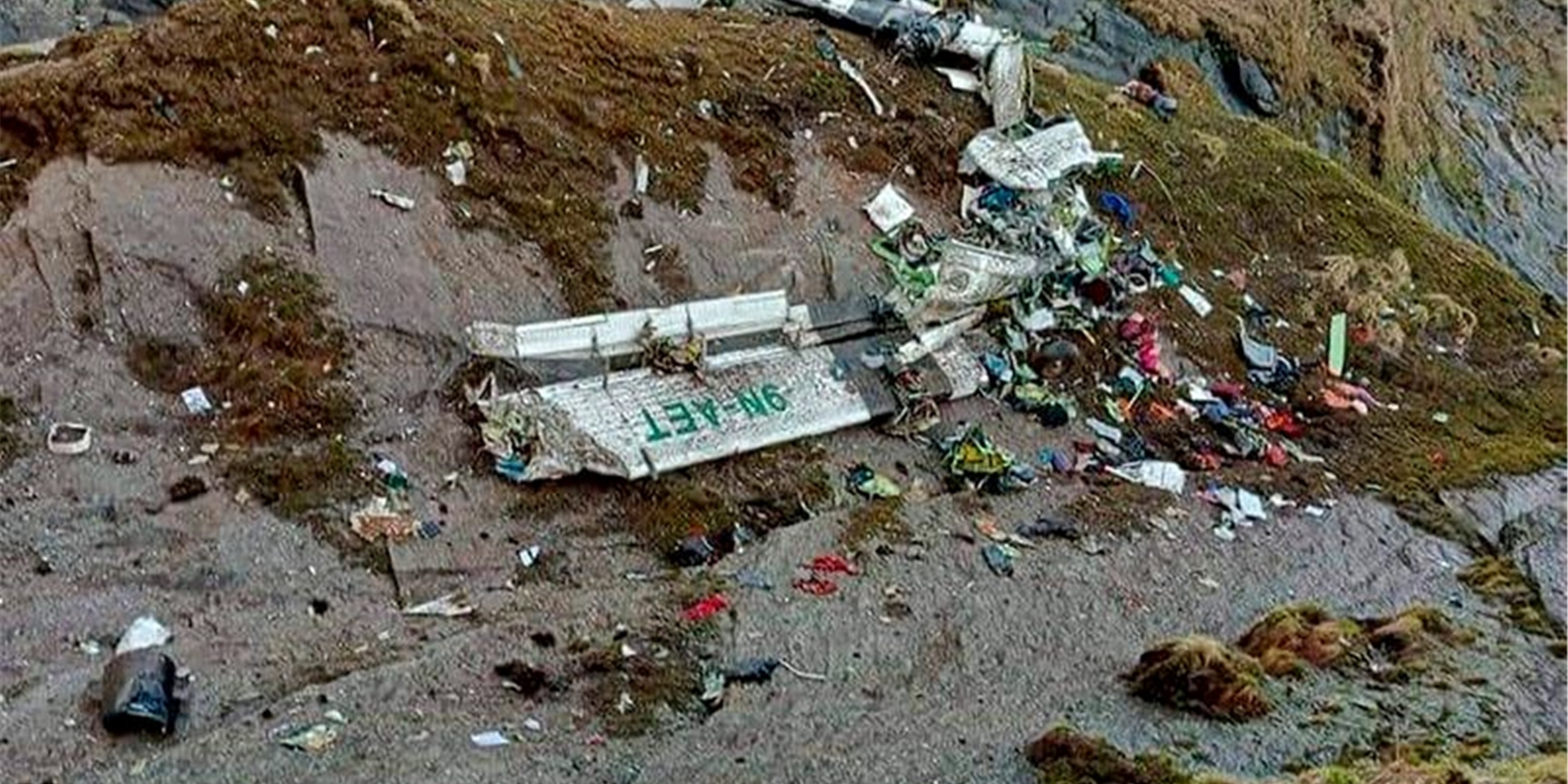 Das Wrack des abgestürzten Flugzeugs in einer Schlucht in Sanosware nahe der Bergstadt Jomsom, westlich von Kathmandu.