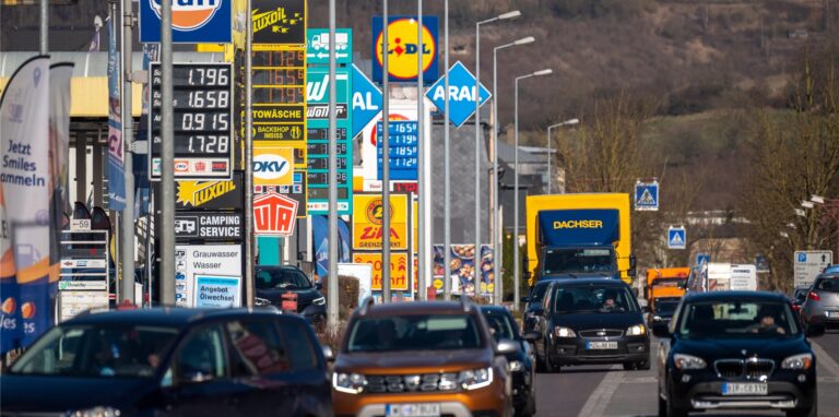 Im luxemburgischen Wasserbillig nahe der deutschen Grenze reiht sich eine Tankstelle an die andere. Kein Wunder, denn hier ist der Sprit extrem billig. Das dürfte für Menschen auf dem Weg in bestimmte Urlaubsländer, die ihre Geldbörse schonen wollen, höchst interessant sein.