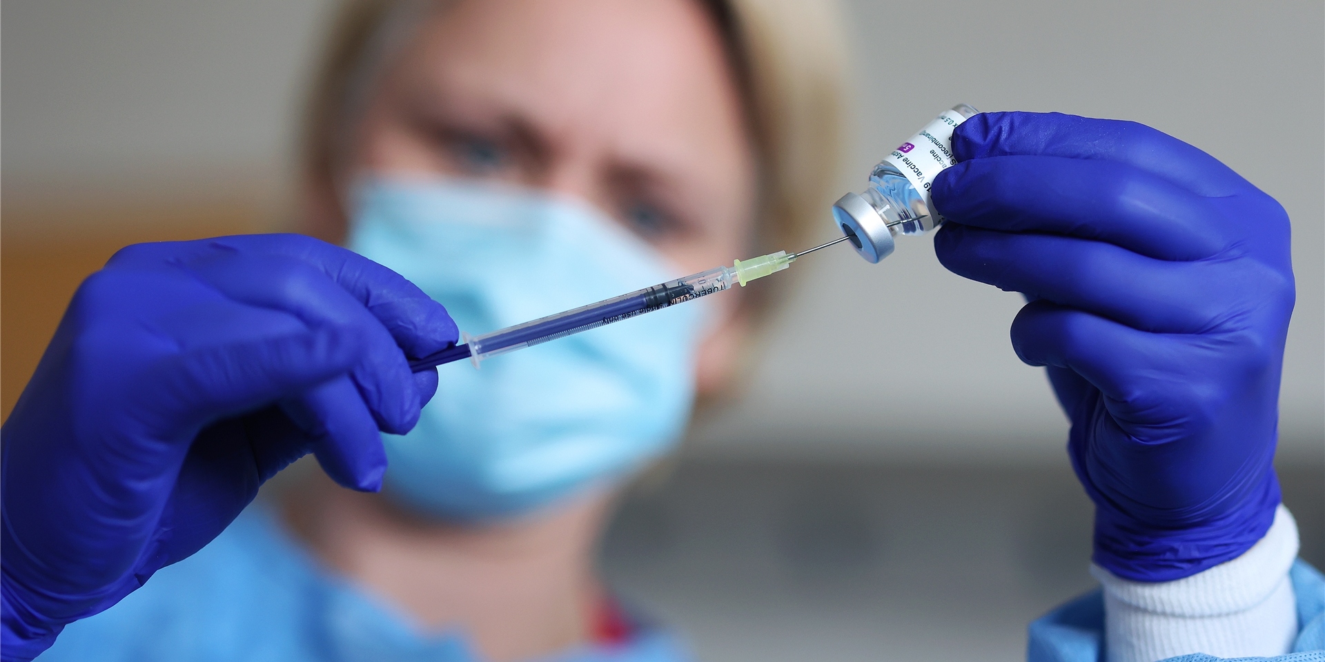 Eine Ärztin präpariert eine Spritze mit dem Impfstoff AstraZeneca.