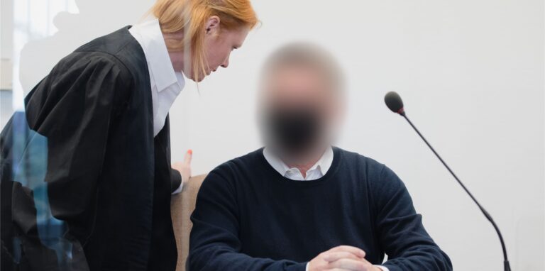 Ein angeklagter Fotograf sitzt im Landgericht auf der Anklagebank und spricht mit seiner Verteidigerin Denise Gerull. Die Staatsanwaltschaft wirft dem Mann vor, mehreren Kinder-Models sexuelle Gewalt angetan zu haben.