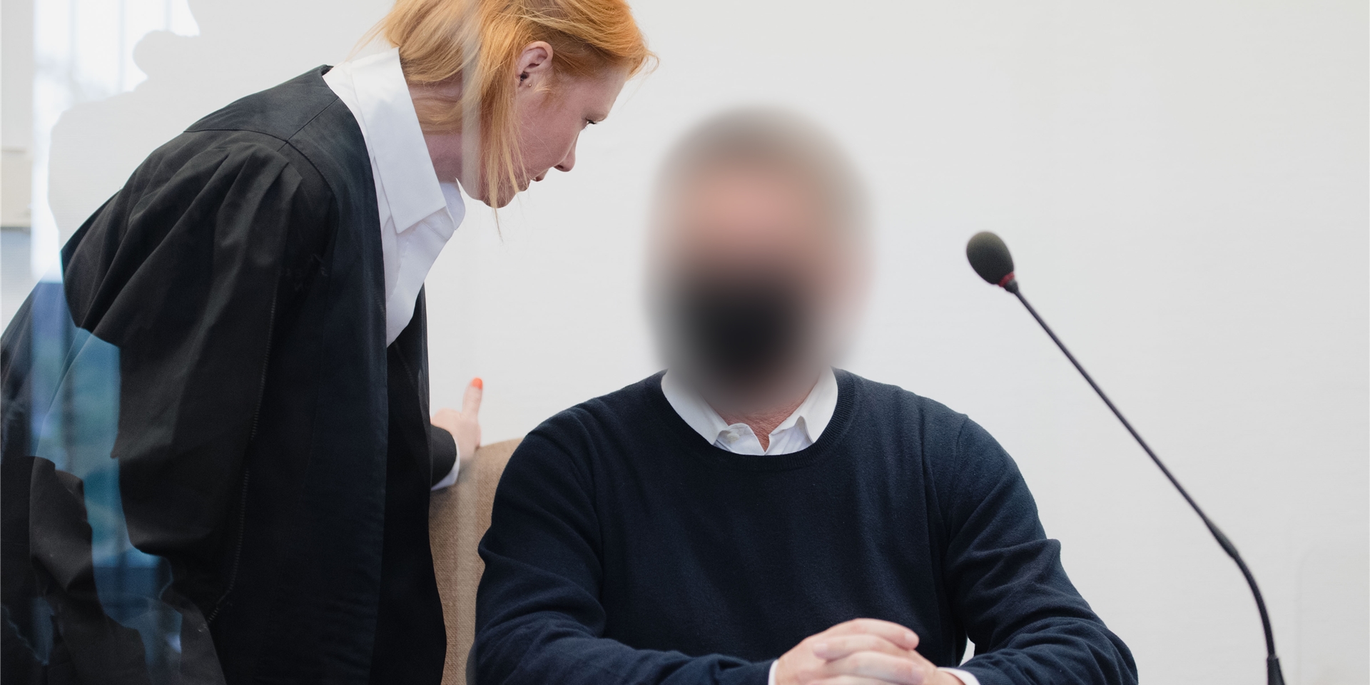 Ein angeklagter Fotograf sitzt im Landgericht auf der Anklagebank und spricht mit seiner Verteidigerin Denise Gerull. Die Staatsanwaltschaft wirft dem Mann vor, mehreren Kinder-Models sexuelle Gewalt angetan zu haben.
