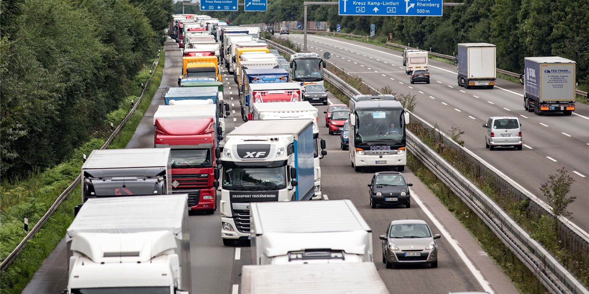 Verkehr staut sich auf der Autobahn 40 bei Duisburg (Nordrhein-Westfalen). Die Autobahn wird zu Pfingsten Richtung Niederlande voll gesperrt.
