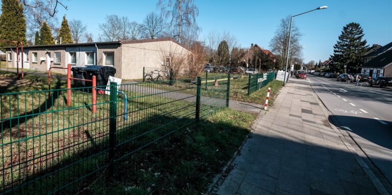 Die 28 Jahre alte Flüchtlingsunterkunft an der Gartenstraße ist marode und nach heutigen Maßstäben viel zu klein. Zudem steht sie dem Neubau der Feldstraßenbrücke im Weg.