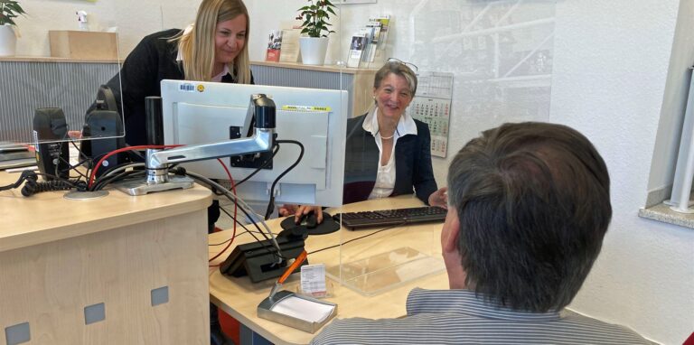 Ein Kunde sitzt vor dem Schreibtisch von Ruth Pettenpohl und Sonja Lichtenberg