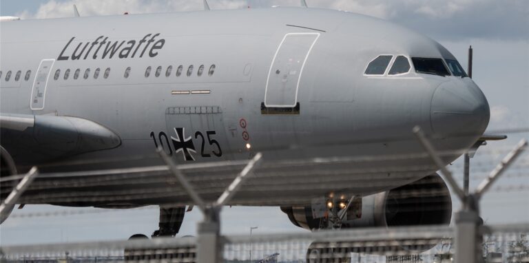 Ein Medevac-Airbus der Luftwaffe, der Verletzte aus der Ukraine zur Weiterbehandlung nach Deutschland gebracht hat, rollt auf dem Flughafen.