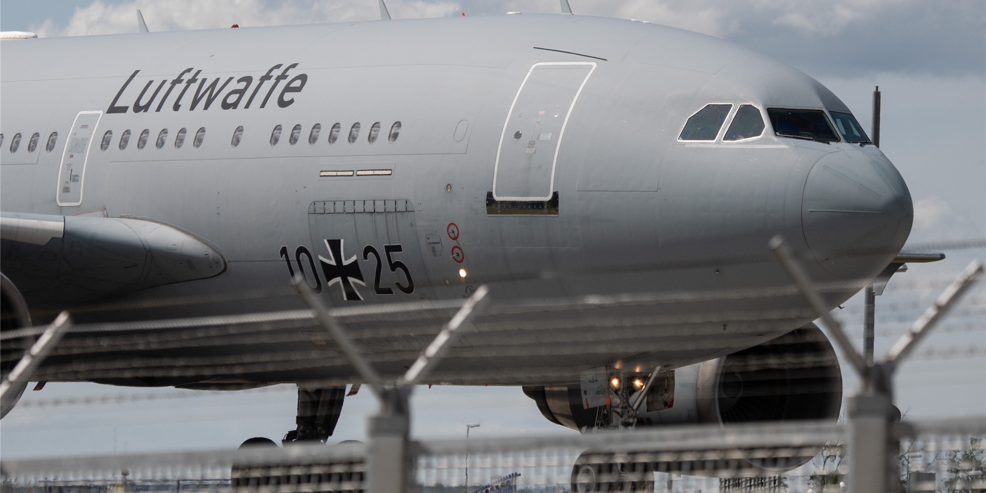 Ein Medevac-Airbus der Luftwaffe, der Verletzte aus der Ukraine zur Weiterbehandlung nach Deutschland gebracht hat, rollt auf dem Flughafen.