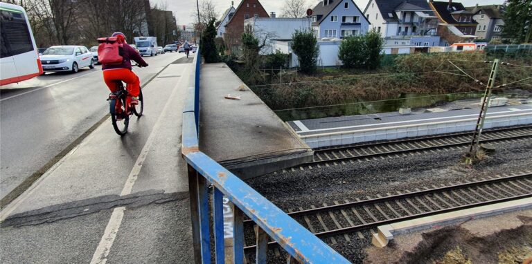 Die Brücke der Feldstraße über den Bahngleisen: Bei der seitlich hervorstehenden Betonfläche (hier und auf der anderen Brückenseite) besteht eine theoretische Gefahr des Abbrechens. Betonklötze, die zur Stabilisierung beitragen sollen, würden von dem etwa 190 Zentimeter breiten Geh- und Radweg 60 Zentimeter wegnehmen.