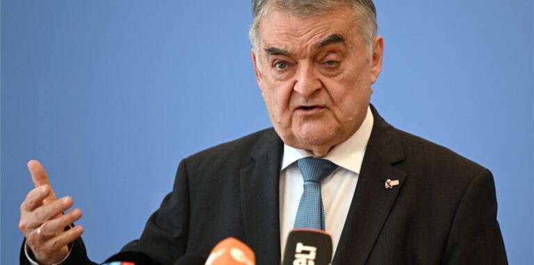 Herbert Reul (CDU), Innenminister von Nordrhein-Westfalen, beantwortet die Fragen von Journalisten.